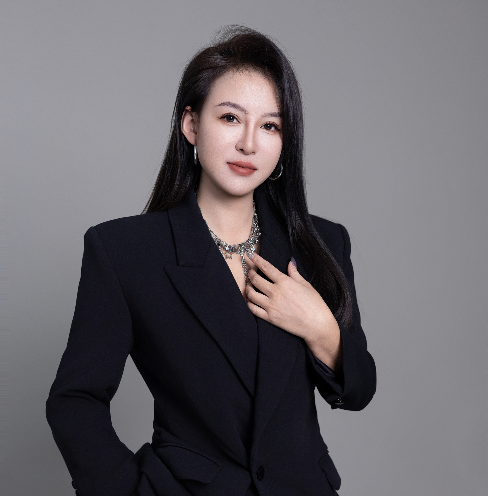 四十岁左右中年男性头像，穿深色西装，白色衬衫，红色领带，专业商务形象，浅灰色背景